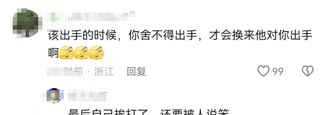 大逆不道！男孩买玩具遭拒后对妈妈动起手！围观路人根本劝不住