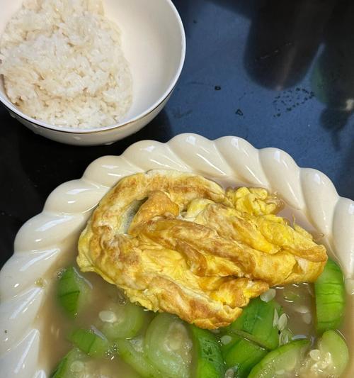炒丝瓜（探讨炒丝瓜的去皮问题，了解吃丝瓜的正确方法）