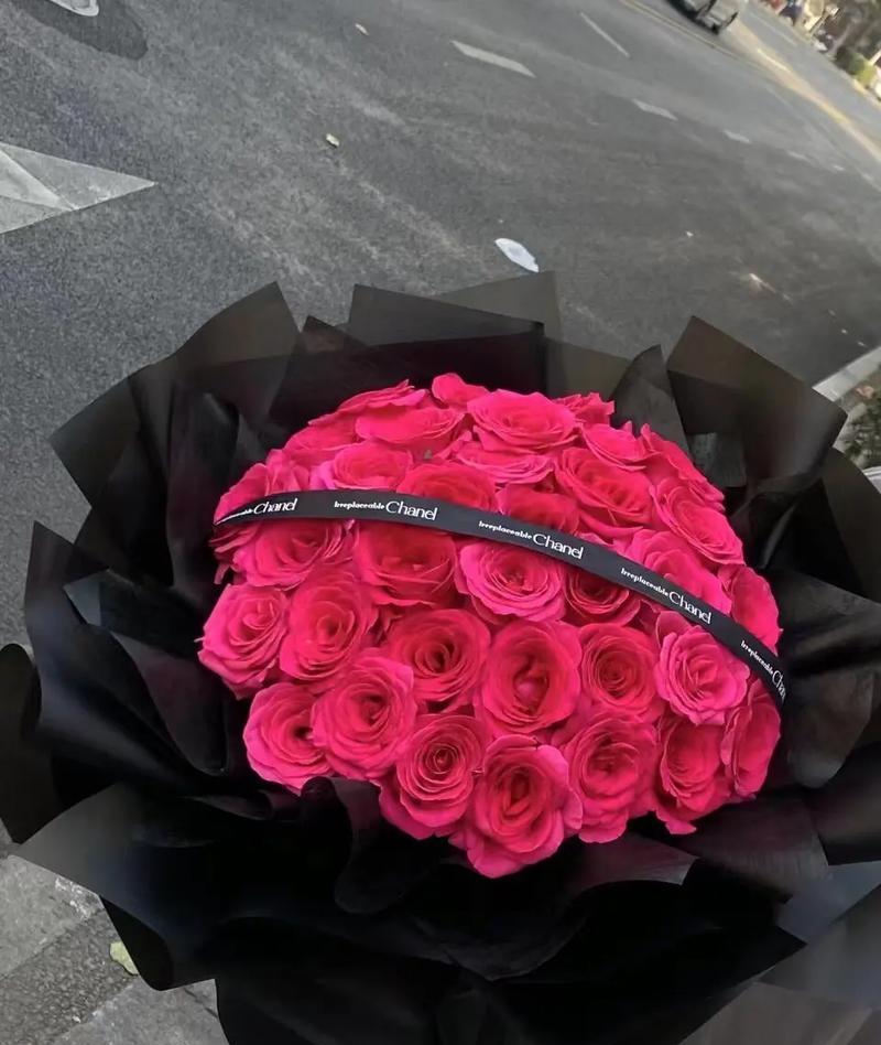 99朵玫瑰花的含义（爱的浪漫，永恒的誓言）